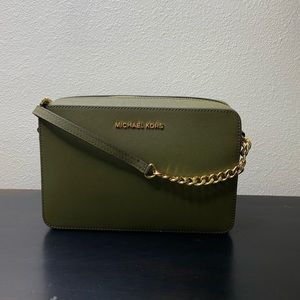 Micheal Kors Jet Set Item East West Crossbody